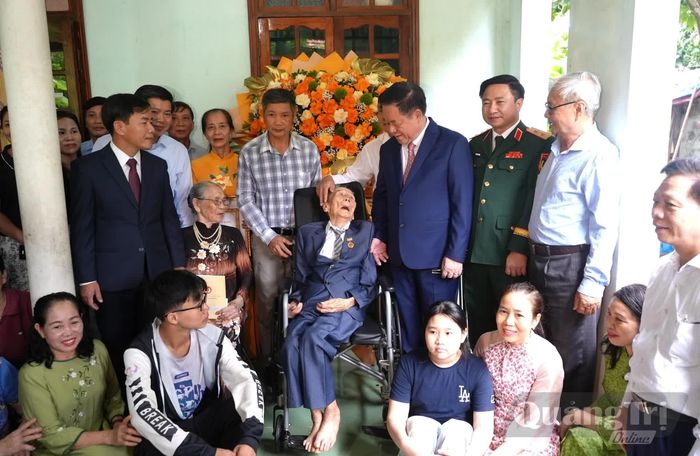 Đồng chí Đại tướng Nguyễn Trọng Nghĩa, Chủ nhiệm Tổng cục Chính trị Quân đội nhân dân Việt Nam, lãnh đạo Quân khu 4 và lãnh đạo tỉnh Quảng Trị chụp ảnh lưu niệm cùng gia đình đảng viên Nguyễn Anh Hùng - Ảnh: T.Đ