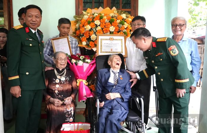 Lãnh đạo Bộ Chỉ huy Quân sự tỉnh tặng quà đảng viên Nguyễn Anh Hùng - Ảnh: T.Đ