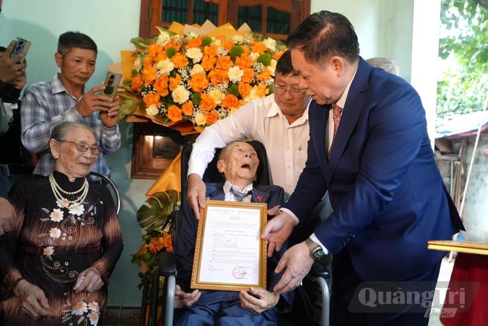 Đồng chí Đại tướng Nguyễn Trọng Nghĩa, Chủ nhiệm Tổng cục Chính trị Quân đội nhân dân Việt Nam trao quyết định tặng Huy hiệu Đảng cho đảng viên Nguyễn Anh Hùng - Ảnh: T.Đ