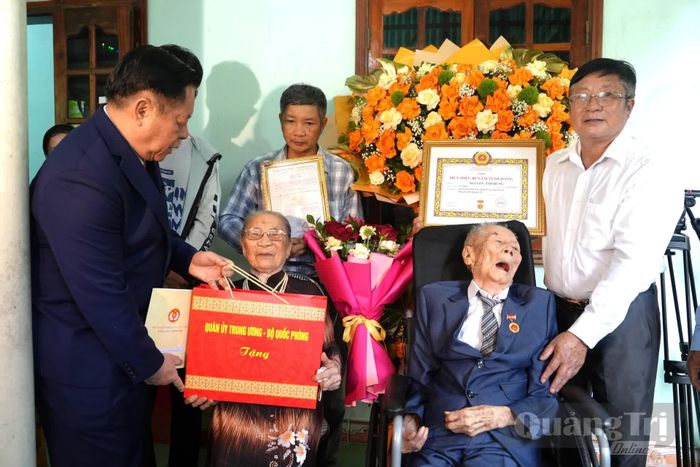 Đồng chí Đại tướng Nguyễn Trọng Nghĩa, Chủ nhiệm Tổng cục Chính trị Quân đội nhân dân Việt Nam tặng quà gia đình đảng viên Nguyễn Anh Hùng - Ảnh: T.Đ