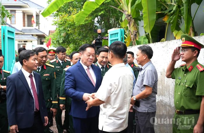 Đồng chí Đại tướng Nguyễn Trọng Nghĩa, Chủ nhiệm Tổng cục Chính trị Quân đội nhân dân Việt Nam thăm hỏi thành viên gia đình đảng viên Nguyễn Anh Hùng tại xã Nam Gianh - Ảnh: T.Đ
