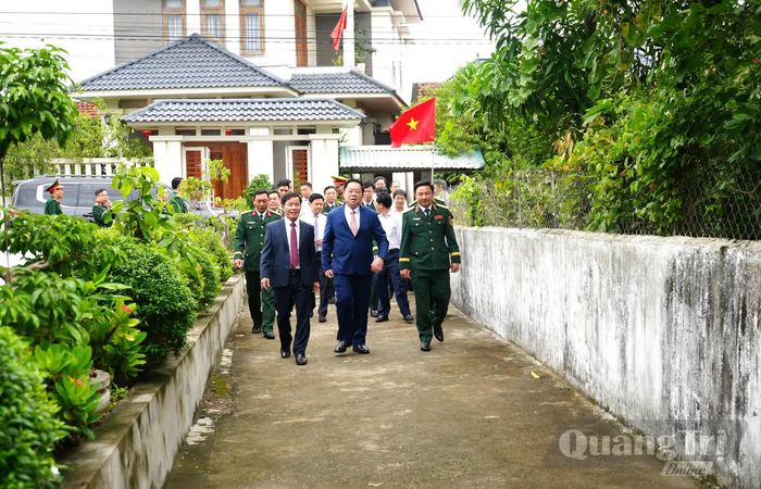 Đồng chí Đại tướng Nguyễn Trọng Nghĩa, Chủ nhiệm Tổng cục Chính trị Quân đội nhân dân Việt Nam và đoàn công tác Trung ương đến thăm gia đình đảng viên Nguyễn Anh Hùng tại xã Nam Gianh - Ảnh: T.Đ