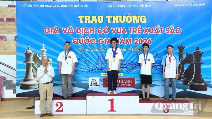 Trao thưởng cho các kỳ thủ nam đạt thành tích cao ở nhóm tuổi 15 - Ảnh: K.H