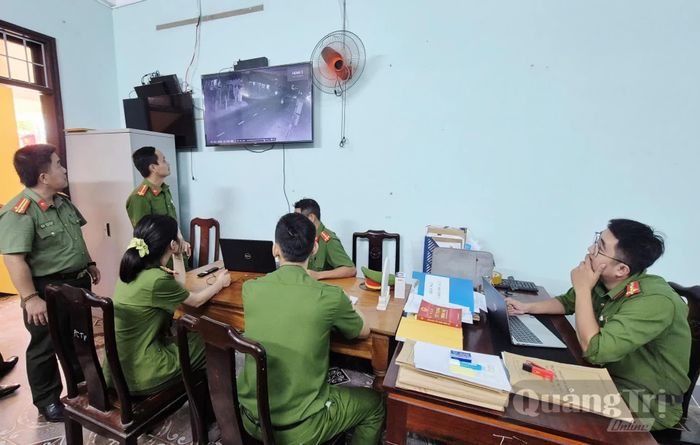 Lực lượng Công an xã Triệu Cơ theo dõi, trích xuất dữ liệu từ camera an ninh - Ảnh: K.S