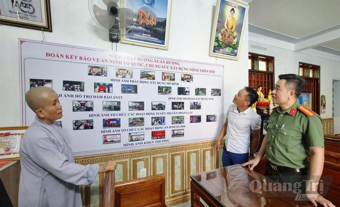 Đại diện Công an xã Triệu Cơ trao đổi cùng Ni sư Thích nữ Hạnh Thành, Trụ trì chùa Xuân Dương về hiệu quả hoạt động của mô hình tự quản bảo vệ an ninh Tổ quốc - Ảnh: K.S