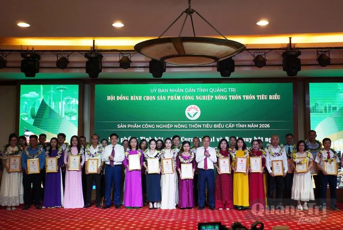 Đồng chí Lê Đức Tiến, Phó Chủ tịch UBND tỉnh trao giấy chứng nhận sản phẩm công nghiệp nông thôn tiêu biểu năm 2026 cho các đơn vị - Ảnh: X.P