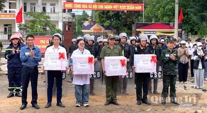 Đại diện lãnh đạo xã Minh Hóa tặng quà các đơn vị tham gia diễn tập - Ảnh: C.T