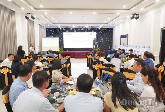 Đại diện Văn phòng Tư vấn Quản lý dự án báo cáo tổng quan tiến độ và kết quả triển khai dự án - Ảnh: H.L