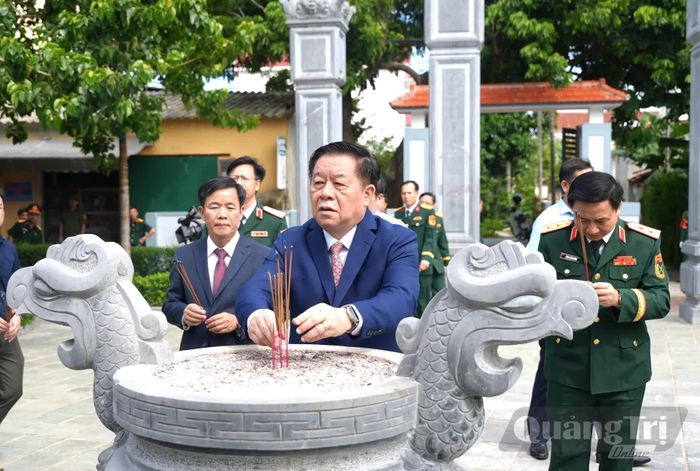 Đồng chí Đại tướng Nguyễn Trọng Nghĩa, Chủ nhiệm Tổng cục Chính trị Quân đội nhân dân Việt Nam dâng hương tại Nhà tưởng niệm Đại tướng Võ Nguyên Giáp - Ảnh: T.Đ