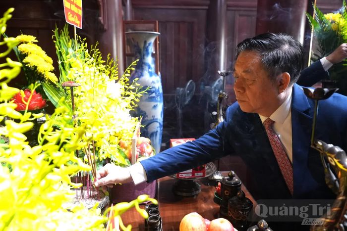 Đồng chí Đại tướng Nguyễn Trọng Nghĩa, Chủ nhiệm Tổng cục Chính trị Quân đội nhân dân Việt Nam dâng hương, tri ân Đại tướng Võ Nguyên Giáp - Ảnh: T.Đ