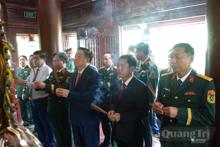 Đồng chí Đại tướng Nguyễn Trọng Nghĩa, Chủ nhiệm Tổng cục Chính trị Quân đội nhân dân Việt Nam và các đại biểu tưởng nhớ, tri ân công lao to lớn của Đại tướng Võ Nguyên Giáp đối với sự nghiệp cách mạng của Đảng và dân tộc - Ảnh: T.Đ