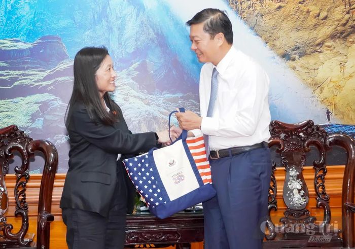 Bà Jennifer Wicks, Đại sứ Hoa Kỳ tại Việt Nam tặng quà đồng chí Lê Hồng Vinh, Chủ tịch UBND tỉnh - Ảnh: N.H
