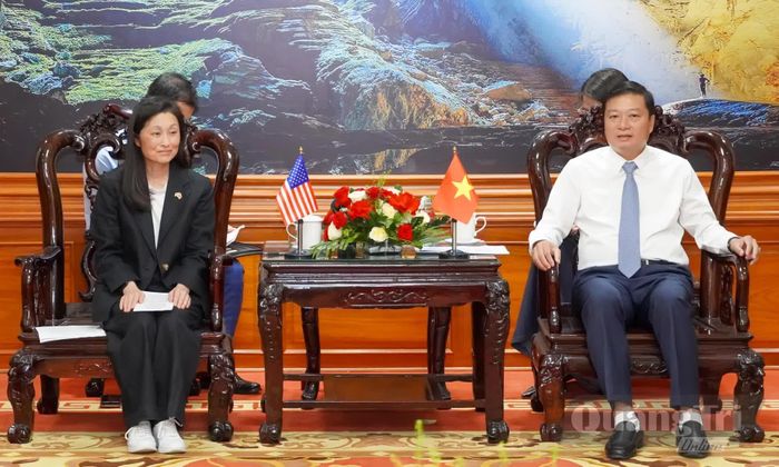 Đồng chí Lê Hồng Vinh, Chủ tịch UBND tỉnh chủ trì buổi tiếp bà Jennifer Wicks, Đại sứ Hoa Kỳ tại Việt Nam - Ảnh: N.H