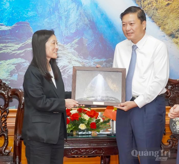 Đồng chí Lê Hồng Vinh, Chủ tịch UBND tỉnh tặng quà bà Jennifer Wicks, Đại sứ Hoa Kỳ tại Việt Nam - Ảnh: N.H