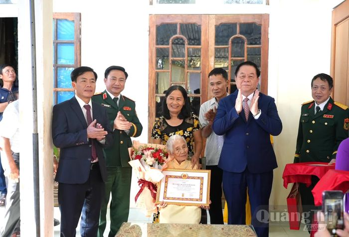 Đồng chí Đại tướng Nguyễn Trọng Nghĩa, Chủ nhiệm Tổng cục Chính trị Quân đội nhân dân Việt Nam trao Huy hiệu 80 năm tuổi Đảng cho đảng viên Trần Thị Trình, ở xã Lệ Thủy - Ảnh: T.Đ