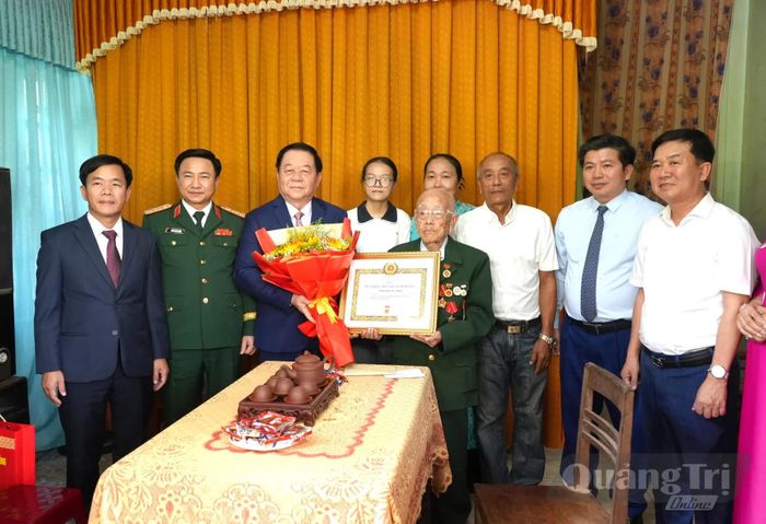 Đồng chí Đại tướng Nguyễn Trọng Nghĩa, Chủ nhiệm Tổng cục Chính trị Quân đội nhân dân Việt Nam, lãnh đạo Quân khu 4 và tỉnh Quảng Trị chúc mừng đảng viên Đinh Hùng Thái, ở phường Đồng Sơn - Ảnh: T.Đ