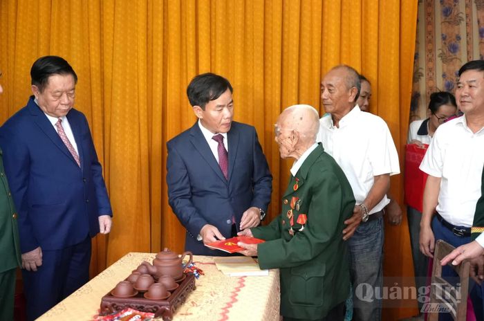 Đồng chí Nguyễn Văn Phương, Bí thư Tỉnh ủy tặng quà đảng viên Đinh Hùng Thái, ở phường Đồng Sơn - Ảnh: T.Đ