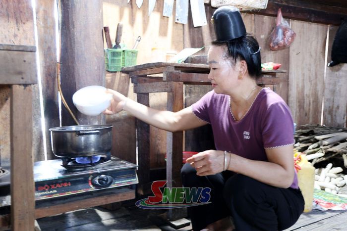 Người dân xã Chiềng La sử dụng ga từ bể biogas trong sinh hoạt hằng ngày.