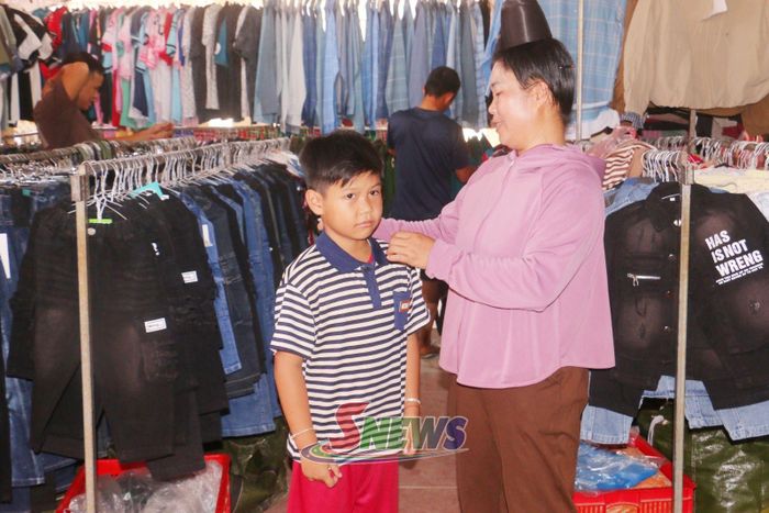Người dân mua sắm hàng hoá tại Chợ trung tâm Quỳnh Nhai.