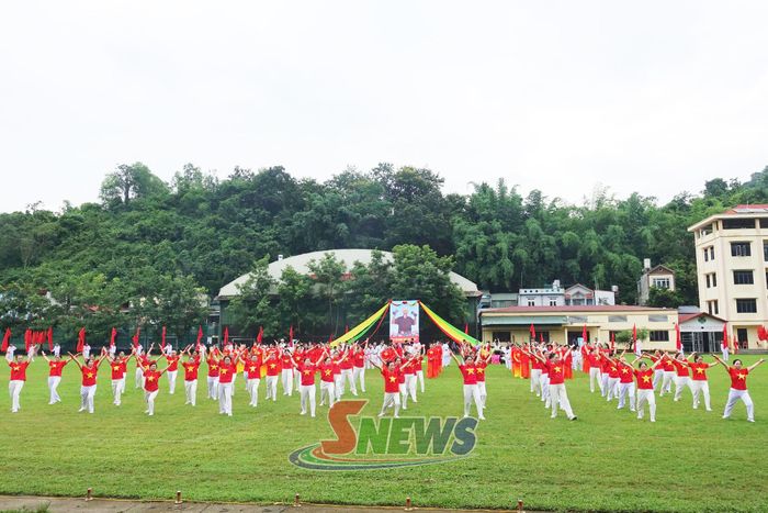Câu lạc bộ dưỡng sinh tham gia đồng diễn tại đại hội.