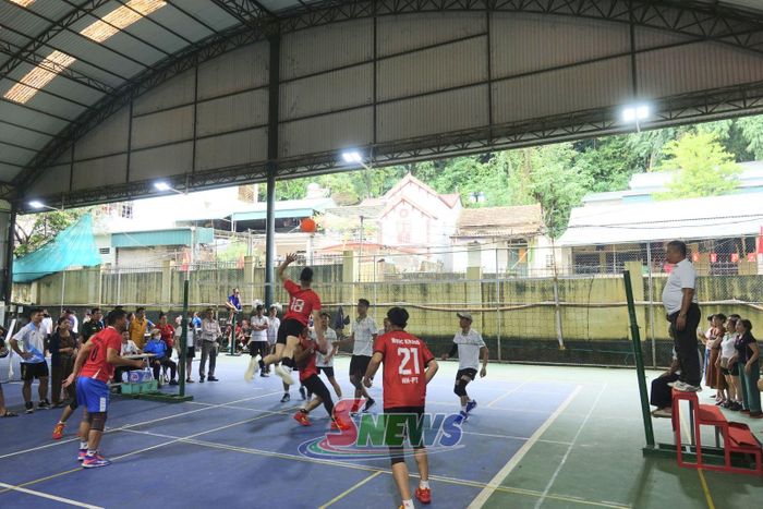 VĐV thi đấu môn bóng chuyền hơi.