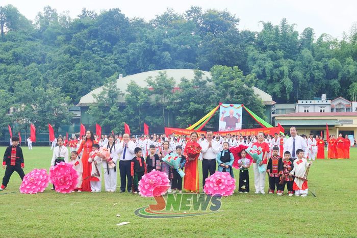 Đồng chí Phó Chủ tịch Thường trực UBND tỉnh và lãnh đạo phường Tô Hiệu tặng hoa chúc mừng các câu lạc bộ tham gia đồng diễn tại đại hội.