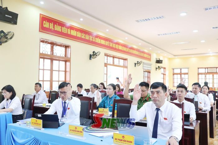 Đại biểu biểu quyết thông qua các tờ trình và dự thảo nghị quyết.
