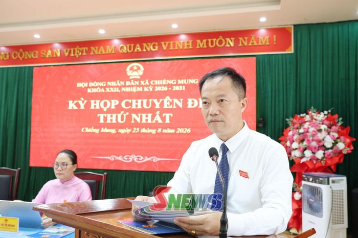 Đồng chí Nguyễn Anh Bình, Bí thư Đảng uỷ, Chủ tịch HĐND xã phát biểu tại Kỳ họp.