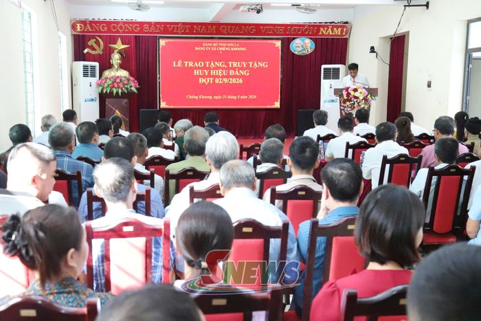 Lễ trao tặng và truy tặng Huy hiệu Đảng đợt 2/9 tại xã Chiềng Khoong.