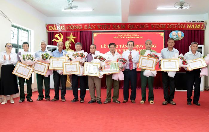 Lãnh đạo xã Chiềng Khoong trao tặng Huy hiệu 35 năm tuổi Đảng cho các đảng viên.