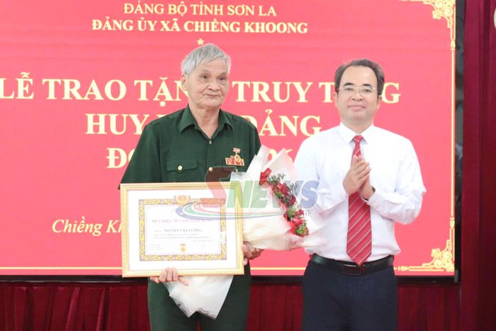 Thường trực Đảng ủy xã Chiềng Khoong trao tặng Huy hiệu 50 năm tuổi Đảng cho đảng viên Nguyễn Văn Cường.