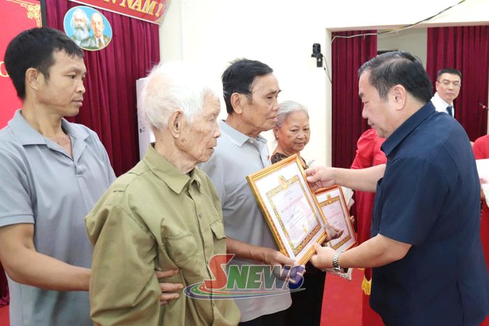 Đồng chí Chá A Của, Phó Bí thư Tỉnh ủy, Chủ tịch Ủy ban MTTQ Việt Nam tỉnh trao tặng Huy hiệu 60 năm tuổi Đảng cho các đảng viên.