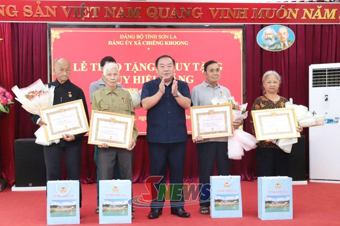 Đồng chí Chá A Của, Phó Bí thư Tỉnh ủy, Chủ tịch Ủy ban MTTQ Việt Nam tỉnh trao tặng Huy hiệu 60 năm tuổi Đảng cho các đảng viên.