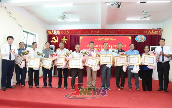 Lãnh đạo xã Chiềng Khoong trao tặng Huy hiệu 35 năm tuổi Đảng cho các đảng viên.