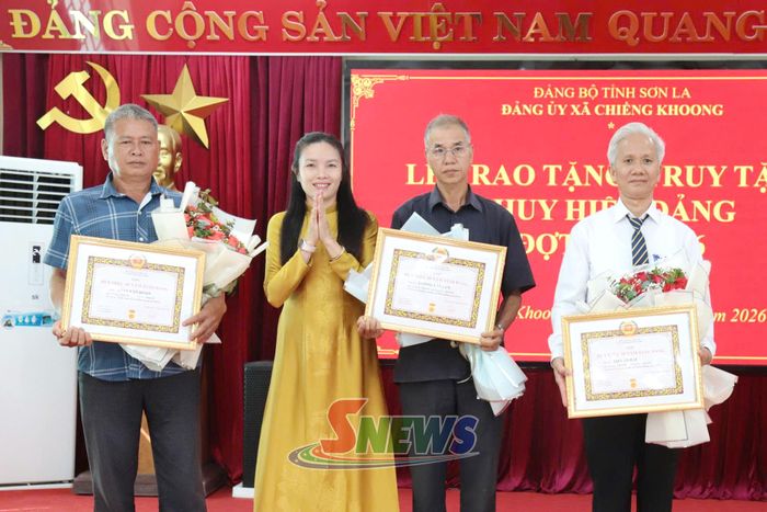 Lãnh đạo xã Chiềng Khoong trao tặng Huy hiệu 30 năm tuổi Đảng cho các đảng viên.