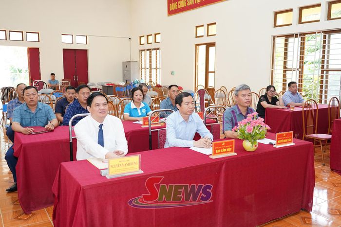 Các đại biểu dự lễ trao tặng Huy hiệu Đảng.