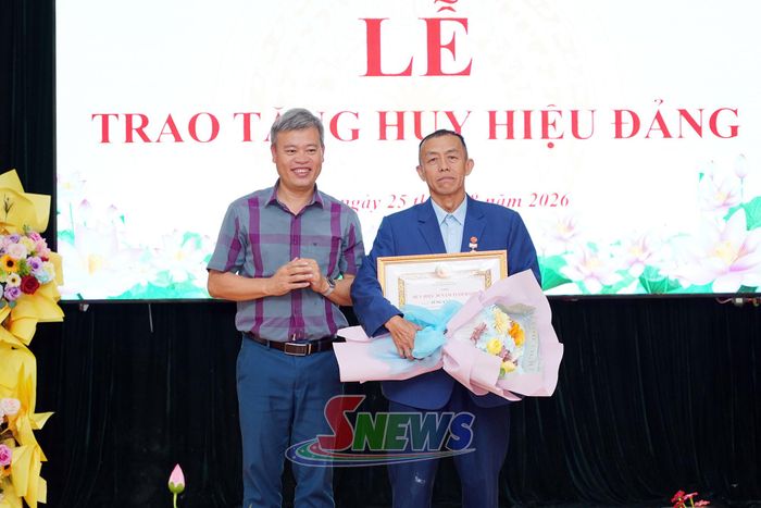 Thường trực Đảng ủy xã Co Mạ trao tặng Huy hiệu 30 năm tuổi Đảng cho đảng viên Sùng A Nó.