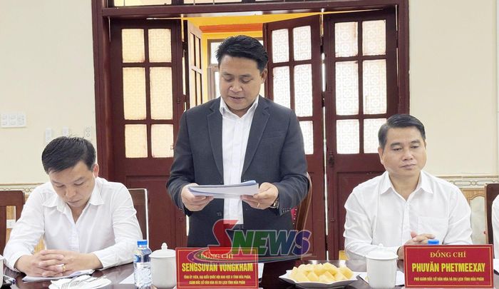 Đồng chí Sengsuvan Vongkham, Tỉnh ủy viên, Đại biểu Quốc hội Khu vực 8, Giám đốc Sở Văn hóa và Du lịch tỉnh Hủa Phăn phát biểu tại cuộc làm việc.