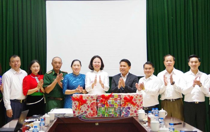 Đoàn công tác Sở Văn hóa và Du lịch tỉnh Hủa Phăn tặng quà Sở Văn hóa, Thể thao và Du lịch tỉnh Sơn La.