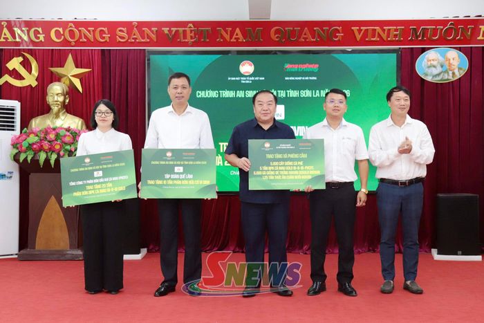 Lãnh đạo tỉnh nhận biển tượng trưng nguồn lực từ các doanh nghiệp hỗ trợ cho tỉnh Sơn La.