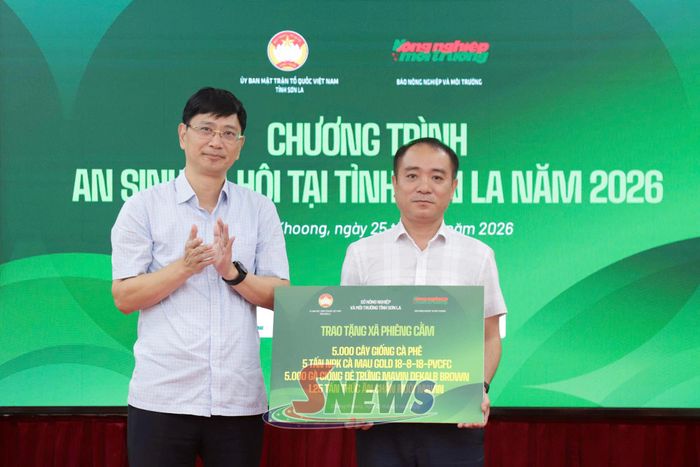 Lãnh đạo Sở Nông nghiệp và Môi trường trao nguồn lực phân bổ hỗ trợ cho xã Phiêng Cằm.
