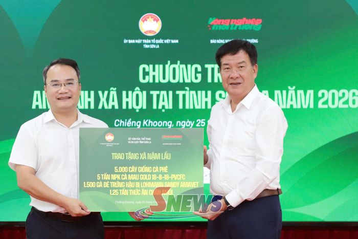 Sở Văn hóa, Thể thao và Du lịch tỉnh trao nguồn lực phân bổ hỗ trợ cho xã Nậm Lầu.