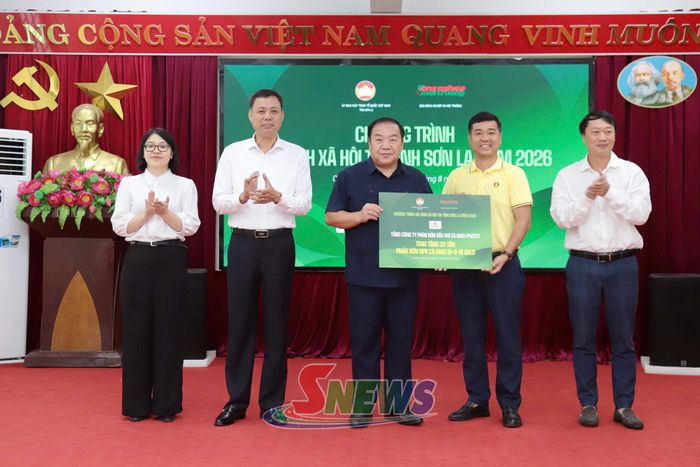 Lãnh đạo tỉnh tiếp nhận biển tượng trưng nguồn lực hỗ trợ phân bón từ Tổng Công ty Phân bón Dầu khí Cà Mau.