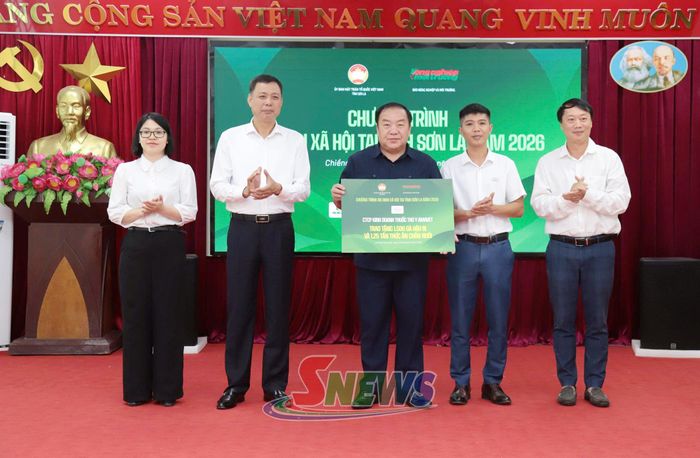 Lãnh đạo tỉnh nhận biển tượng trưng nguồn lực hỗ trợ con giống và thức ăn chăn nuôi từ Công ty Cổ phần Kinh doanh Thuốc Thú y Amavet.