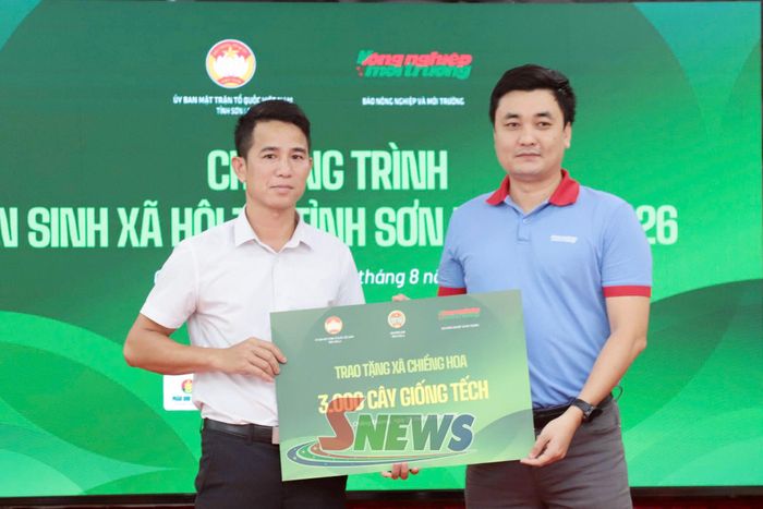 Công đoàn Báo Nông nghiệp và Môi trường trao nguồn lực phân bổ hỗ trợ cho xã Chiềng Hoa.