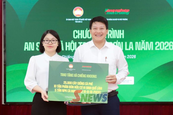 Đại diện Ủy ban MTTQ Việt Nam tỉnh trao nguồn lực phân bổ hỗ trợ cho xã Chiềng Khoong.