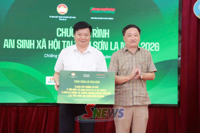 Lãnh đạo Sở Tài chính trao nguồn lực phân bổ hỗ trợ cho xã Yên Sơn.