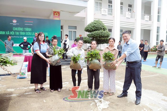 Đại diện Báo Nông nghiệp và Môi trường, xã Chiềng Khoong giao cây giống hỗ trợ cho hộ nghèo, cận nghèo, hoàn cảnh khó khăn trên địa bàn xã.