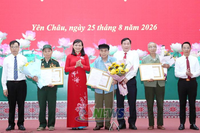 Đồng chí Trưởng ban Nội chính Tỉnh ủy trao tặng Huy hiệu 60 năm tuổi Đảng cho 3 đảng viên thuộc Đảng bộ xã Yên Châu.