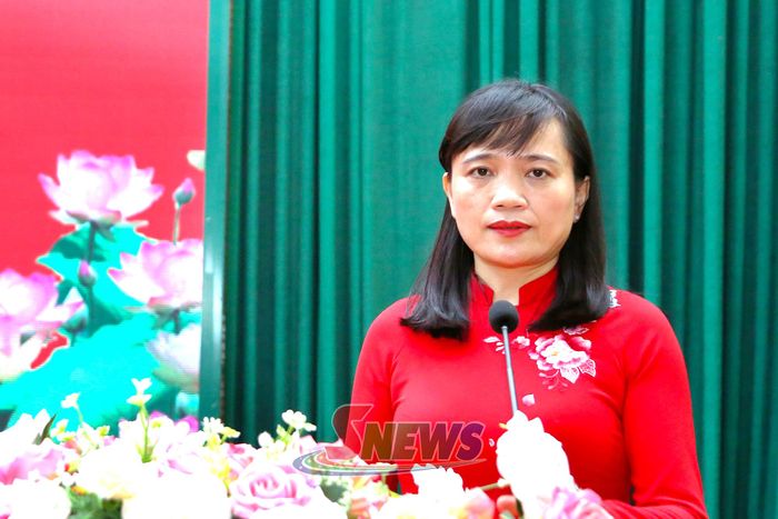 Đồng chí Lường Thị Vân Anh phát biểu tại Lễ trao Huy hiệu Đảng xã Yên Châu.